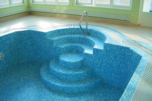 фигурный бассейн с бетонной чашей